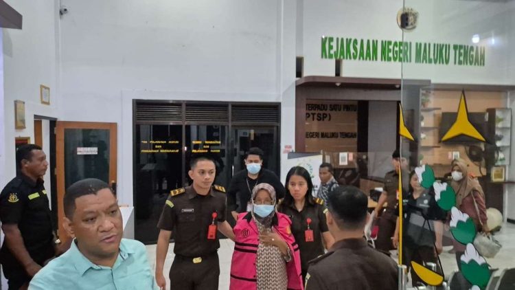 Dana BOS Disunat, Kepsek SDN 23 Malteng Ditahan Jaksa