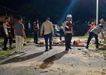 Dibantu Warga Setempat, Personel Polda Maluku Bongkar Blokade Jalan di Desa Liang
