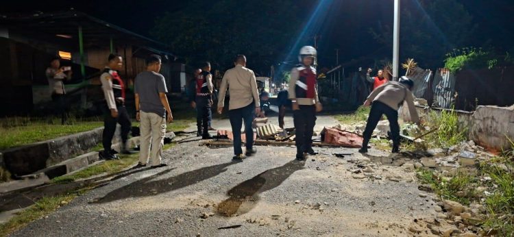 Dibantu Warga Setempat, Personel Polda Maluku Bongkar Blokade Jalan di Desa Liang