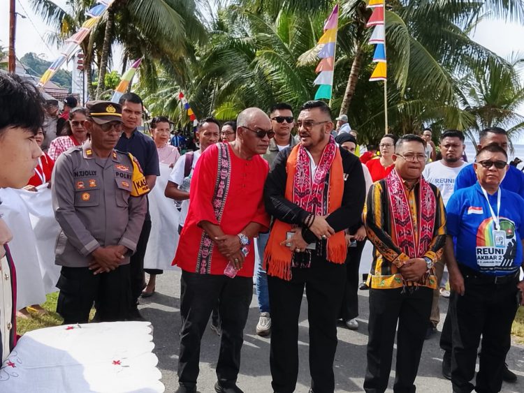 Tokoh Daerah Hadiri Reuni Akbar Alumni SMP Negeri Titawaai, Anggota DPD RI Juga Hadir 