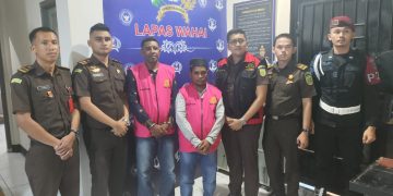 Korupsi Dana Desa Sebesar Rp1,16 Miliar, Kades dan Bendahara Ini Ditahan Polisi dan Diserahkan ke Kejari SBT