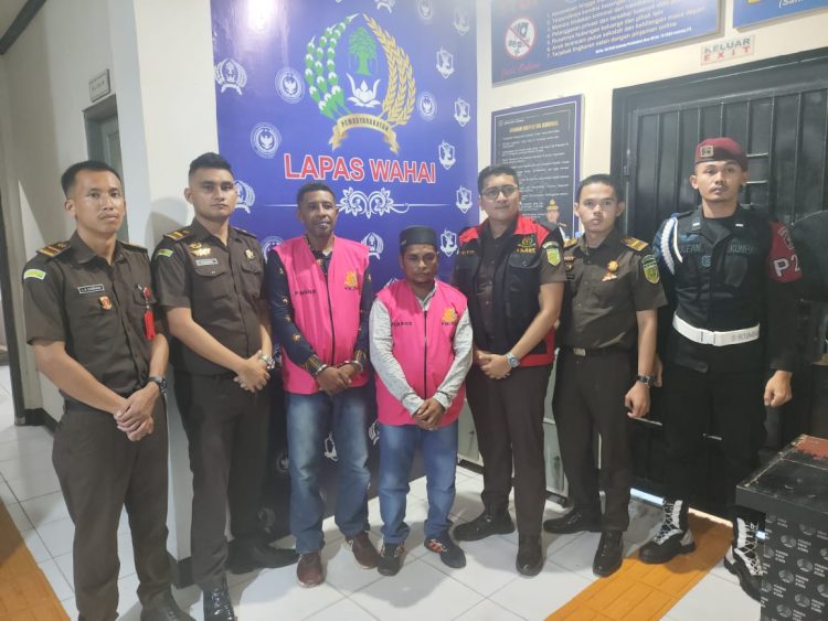 Korupsi Dana Desa Sebesar Rp1,16 Miliar, Kades dan Bendahara Ini Ditahan Polisi dan Diserahkan ke Kejari SBT