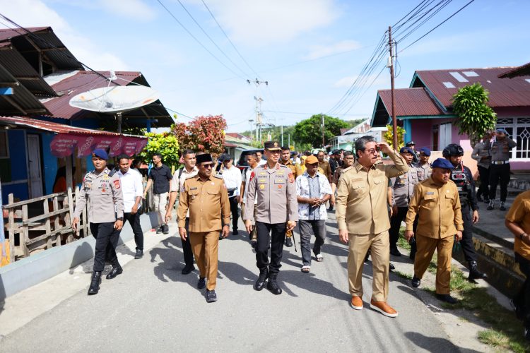 Forkopimda Maluku dan Malteng Tinjau Warga Desa Liang Terdampak Bentrok, Gubernur Janji Renovasi Rumah Yang Rusak
