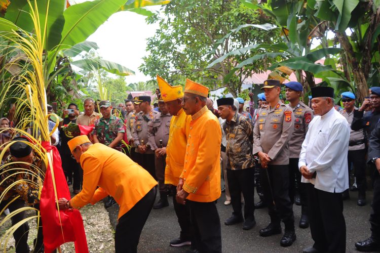 Prosesi Ritual Adat Simbol Perdamaian Antar Keluarga di Desa Ngadi Kota Tual, Begini Harapan Kapolda