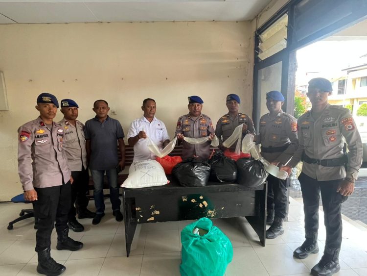 350 Liter Sopi Disita Polisi di Pelabuhan Ferry Hunimua Desa Liang 