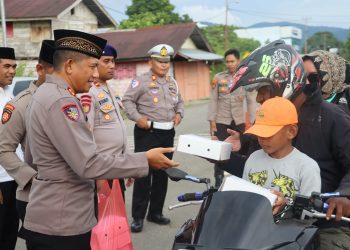 Dipimpin Kapolres, Personel Polres SBB Bagikan 150 Paket Takjil Ke Pengendara Motor