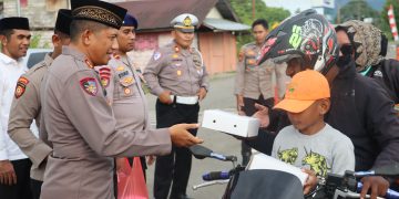 Dipimpin Kapolres, Personel Polres SBB Bagikan 150 Paket Takjil Ke Pengendara Motor