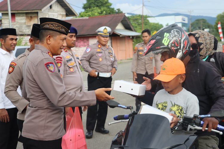 Dipimpin Kapolres, Personel Polres SBB Bagikan 150 Paket Takjil Ke Pengendara Motor