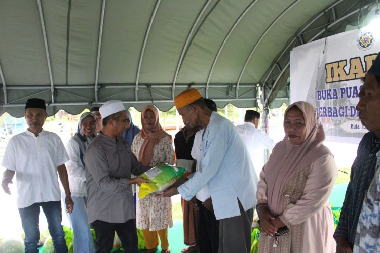 IKAPTK SBT Buka Puasa Bersama Serta Berbagi Sembako ke Warga Setempat, Sekda SBT Bilang Begini