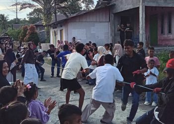 Dari Anak Hingga Orang Tua, Lomba Makan Kerupuk dan Tarik Tambang Ramaikan Lebaran di Desa Tunsai