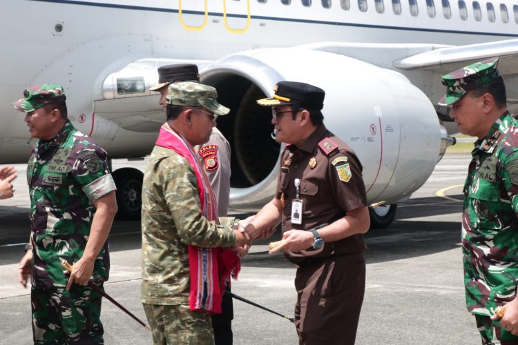 Kajati Maluku Dampingi Kasum TNI, Terlihat Pula Satgas PKH Kejagung RI – Tanda Gunung Botak Masuk Radar Penegakan Hukum